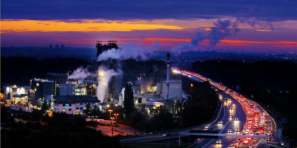 Mainz, Weisenau, vor Sonnenaufgang, Industrieanlagen und Autobahnbrücke, Foto: Bernd Eßling, Bildjournalist, Fotograf