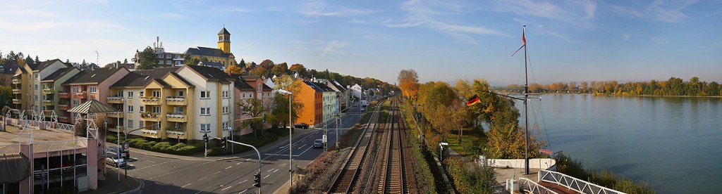 Mainz, Panorama, Weisenau mit B9, Bahnlinie und Rhein, Foto: Bernd Eßling, Bildjournalist, Fotograf