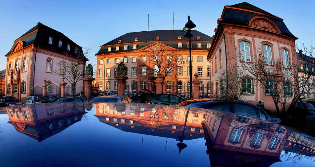 Mainz, der Landtag, Spiegelung im Abendlicht, Foto: Bernd Eßling, Bildjournalist, Fotograf