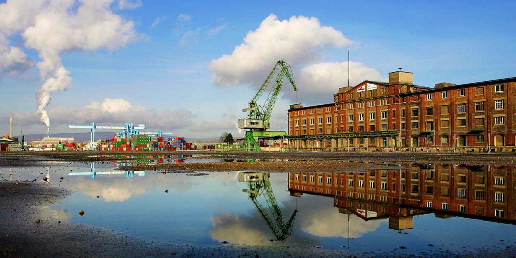 Mainz, Am Zollhafen, historischer Kran und altes Weinlager, Foto: Bernd Eßling, Bildjournalist, Fotograf